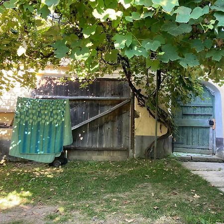 House By The Church - Entire House Crit Bagian luar foto