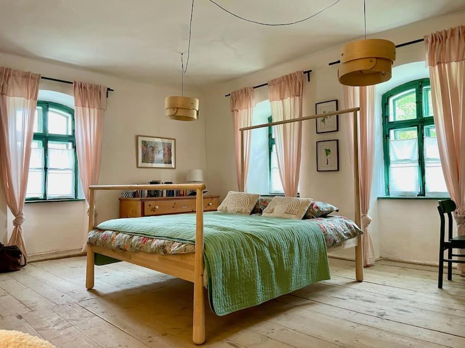 House By The Church - Entire House Crit Bagian luar foto