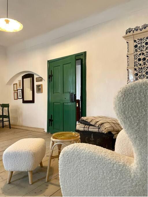 House By The Church - Entire House Crit Bagian luar foto