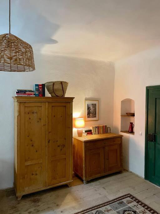 House By The Church - Entire House Crit Bagian luar foto