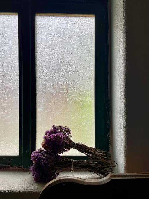 House By The Church - Entire House Crit Bagian luar foto