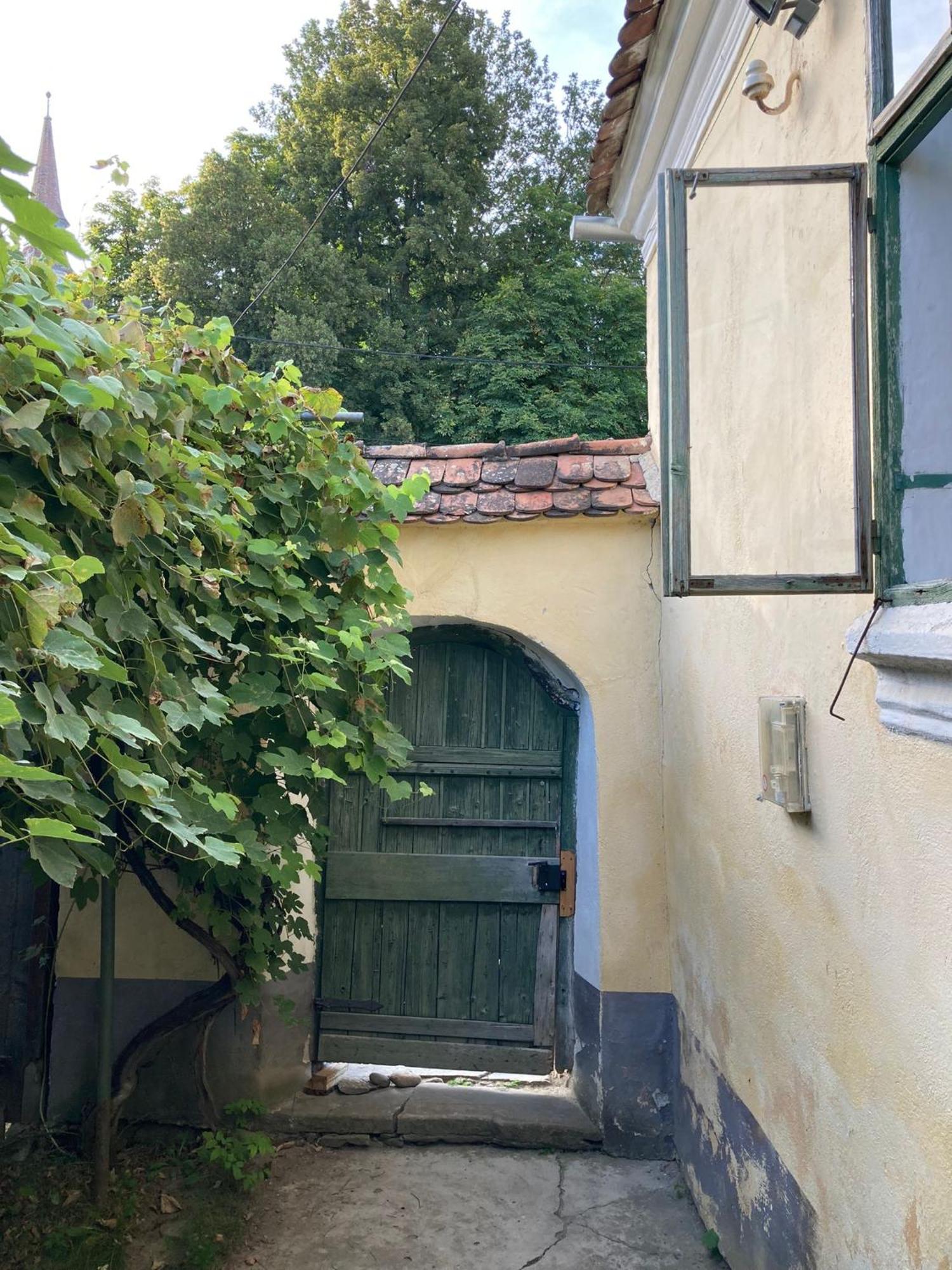 House By The Church - Entire House Crit Bagian luar foto