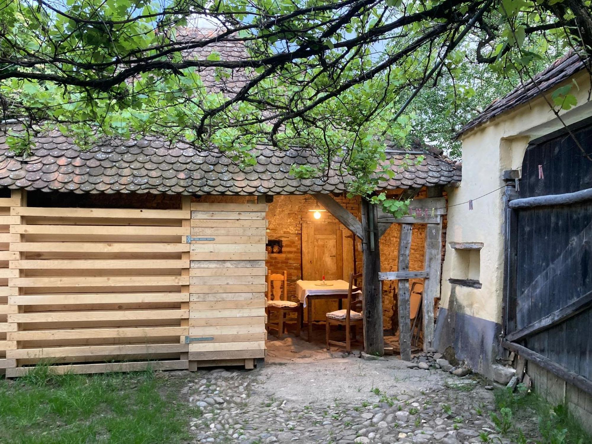 House By The Church - Entire House Crit Bagian luar foto